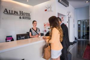 un grupo de personas de pie en el hotel Aallo y mostrador de suites en Allpa Hotel & Suites, en Lima