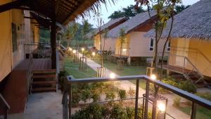 een balkon van een huis met verlichting bij Narinfah Resort in Kaeng Kachan