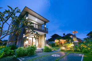 une maison avec un chemin devant elle dans l'établissement Sari Bungalow, à Ubud