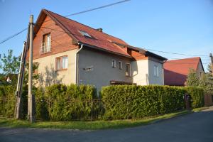een huis met een rood dak op een straat bij Privat Alexandra in Liptovský Mikuláš