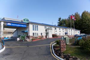 um edifício de hotel com uma estrada em frente em Americas Best Value Inn Lynnwood em Lynnwood