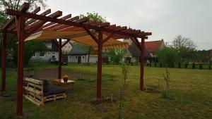 Vonkajšia záhrada v ubytovaní Dom w Wieleniu
