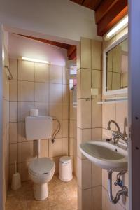 Nikos Hotel في ماتالا: حمام مع مرحاض ومغسلة