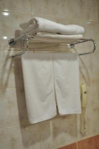 un grupo de toallas en un estante del baño en Club Sidar Apart Hotel, en Alanya