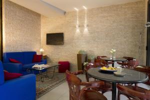 una sala da pranzo con tavoli e sedie blu di Hotel Sole a Cattolica