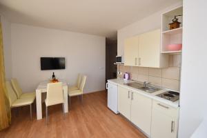Una cocina o zona de cocina en Apartments Zakarija