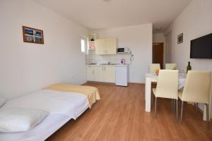 Apartments Zakarija的厨房或小厨房