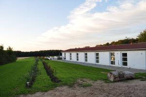 ein großes weißes Gebäude mit einem großen Hof in der Unterkunft Koebenhovedskov Bed & Breakfast in Rødding