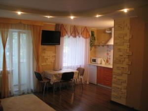 een keuken met een tafel en stoelen in een kamer bij Apartment in Life Center Kleopatra in Krivoy Rog