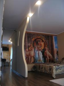 een kamer met een schilderij aan de muur en een bed bij Apartment in Life Center Kleopatra in Krivoy Rog