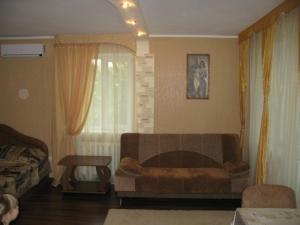 een woonkamer met een bank en een raam bij Apartment in Life Center Kleopatra in Krivoy Rog