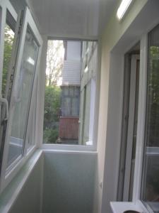 een raam in een kamer met uitzicht op een huis bij Apartment in Life Center Kleopatra in Krivoy Rog