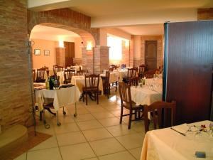 聖塔·馬里亞·迪·卡斯特的住宿－新索尼亞酒店，餐厅配有桌椅和白色的桌布