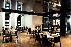 ein Speisesaal mit Tischen und Stühlen in einem Restaurant in der Unterkunft Imperial Suites Hotel in Beirut