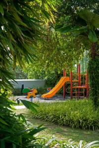 un parque infantil con un tobogán naranja en un parque en Royale Chulan Seremban en Seremban