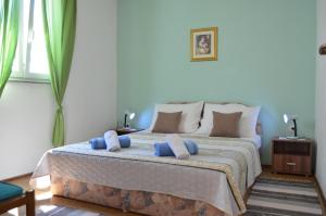 sypialnia z łóżkiem z niebieskimi poduszkami w obiekcie Apartment MARA w mieście Šilo