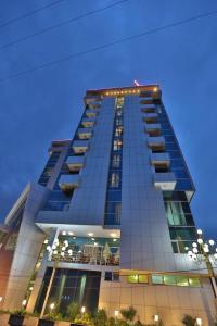 un edificio alto con luces en el costado. en Friendship International Hotel, en Addis Ababa