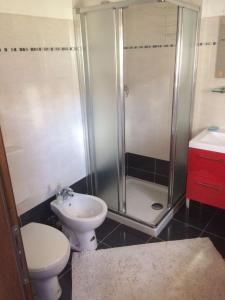 アオスタにあるLa Maison Cacheのバスルーム(シャワー、トイレ、シンク付)