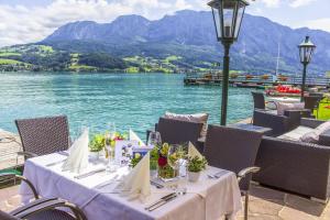 阿特湖畔翁特拉赫Hotel Stadler am Attersee的一张可以看到湖光山色的桌子 更多37张照片