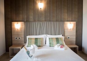 een slaapkamer met een groot wit bed met twee kussens bij Hotel Prestige in Montesilvano