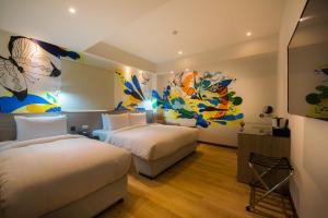 Postel nebo postele na pokoji v ubytování Legend Hotel Kaohsiung Pier2