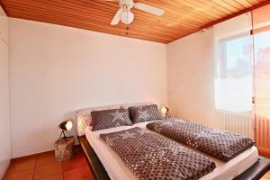 מיטה או מיטות בחדר ב-Ferienwohnung mit Seeblick und Dachterrasse in Überlingen