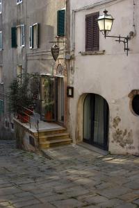a building with stairs and a building with a light at Le Camere Di Paolino in Manciano