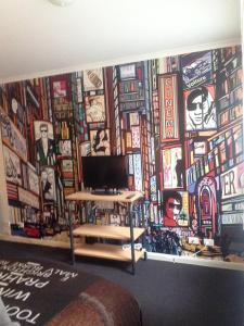 Zimmer mit Wandmalereien in der Unterkunft Flinders Street 238, CLEMENTS HOUSE at Federation Square, Melbourne, Australia in Melbourne