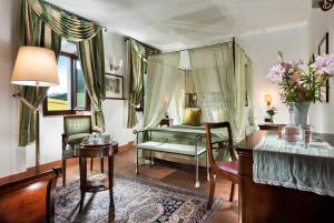 Postel nebo postele na pokoji v ubytování Relais Osteria Dell'Orcia