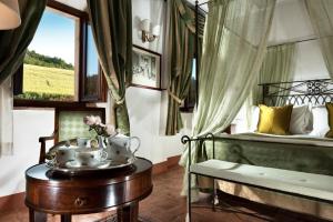 Postel nebo postele na pokoji v ubytování Relais Osteria Dell'Orcia