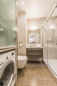 ワルシャワにあるP&O Apartments Metro Mlocinyのバスルーム(洗濯機、洗濯機付)