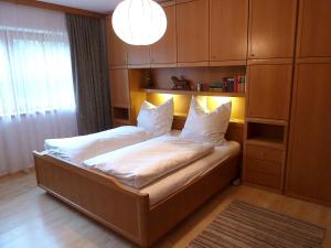 バート・ビルンバッハにあるFerienhaus Lercheのベッドルーム1室(大型ベッド1台、白いシーツ、枕付)