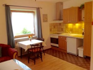 Η κουζίνα ή μικρή κουζίνα στο Ferienwohnungen Hölzl