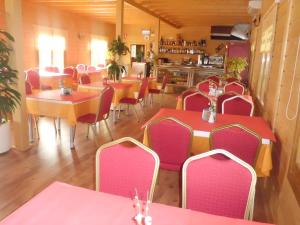 Reštaurácia alebo iné gastronomické zariadenie v ubytovaní Motel San Isidro