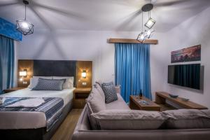 une chambre d'hôtel avec un lit et un canapé dans l'établissement Yianna Caravel "by Checkin", à Amoudara