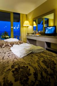 ein Hotelzimmer mit einem Bett und einem Waschbecken in der Unterkunft Fantasia Deluxe Hotel in Kusadası
