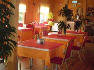 Reštaurácia alebo iné gastronomické zariadenie v ubytovaní Motel San Isidro