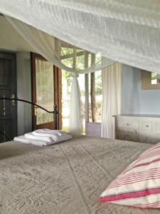 LubrianoにあるHoneymoon Cottageのベッドルーム(大型ベッド1台、窓付)