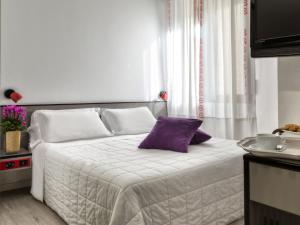 A bed or beds in a room at Hotel Boemia