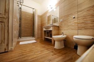 łazienka z toaletą i umywalką w obiekcie Onda Marina Rooms w Cagliari +37 zdjęć