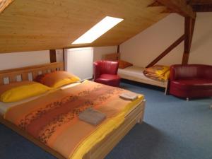 Uma cama ou camas num quarto em Hostinec Peterka