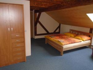 Uma cama ou camas num quarto em Hostinec Peterka