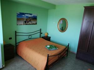 ein Schlafzimmer mit einem Bett und einem Fahrrad an der Wand in der Unterkunft Bacca Blu in Villa Santa Lucia degli Abruzzi
