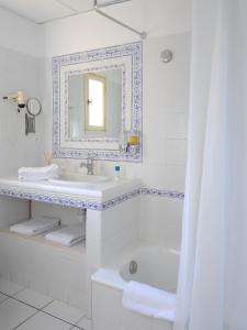 Koupelna v ubytování Hotel Spa Le Calendal