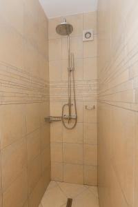 een badkamer met een douche met witte tegels bij Villa Joma 2 in Trogir