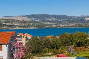 een uitzicht op een meer vanuit een huis bij Villa Joma 2 in Trogir