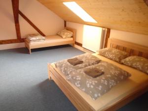 Uma cama ou camas num quarto em Hostinec Peterka