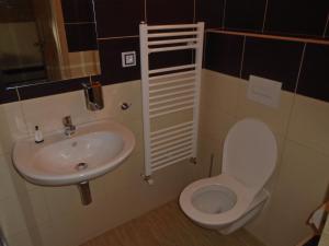 Uma casa de banho em Hostinec Peterka