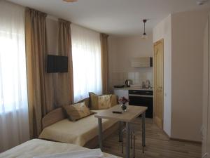 Vila Laima في سفينتوجي: غرفة معيشة مع أريكة وطاولة في غرفة
