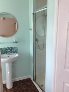 A bathroom at Fernlea Guest house 